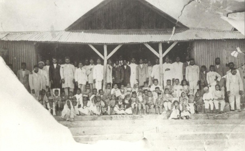 Jamaat Group Photograph in first mosque built in Tulear Year 1920.jpeg