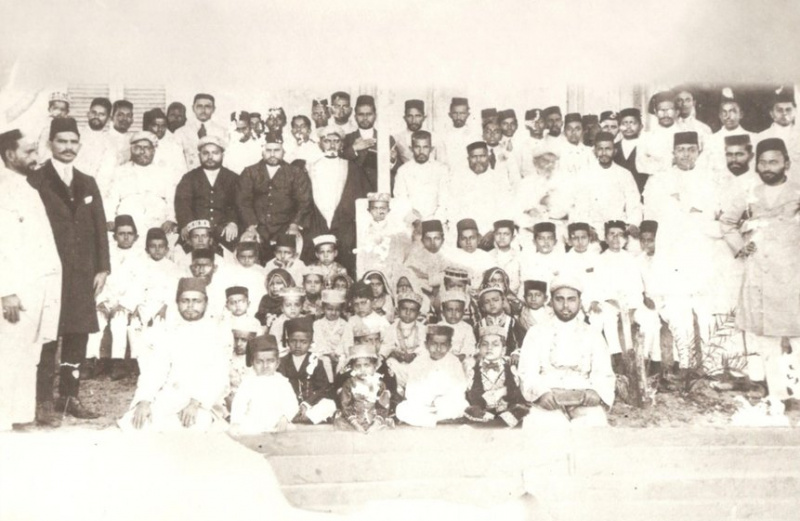 File:Group photograph of Tulear Jamaat Year 1924.jpeg